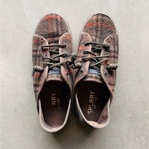 Sperry Fashion Sneakers. Plaid pattern. Size 6